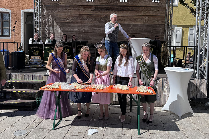 Spargelschälwettbewerb mit Produktköniginnen: Traditionelles Spargelfest Schrobenhausen am 27.04.2024 {©Foto: Martin Schmitz)
